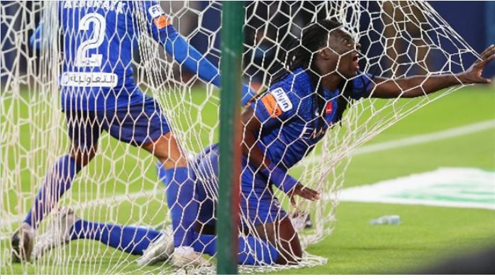 صور| لاعبو السنغال يردون الجميل لنجم الهلال بعد التتويج بكأس العرب 