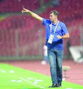 "كاريلي" يكتفي بمناورة بين اللاعبين في مران الاتحاد