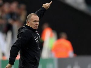 "مينيز" يصدر قرارًا للاعبي النصر ويستثني هذا اللاعب