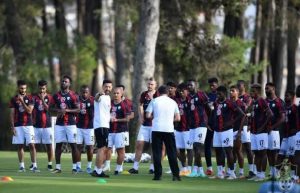 المدير الفني لـ "الأهلي" هاسي يُقدم جهازه المعاون في الموسم المقبل (فيديو)