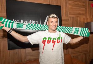 لاعب الأهلي الجديد "أليوسكي" يصل إلى جدة