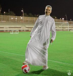 النفيعي يظهر في مران الأهلي مع الكرة.. ورئيس النصر يمازحه