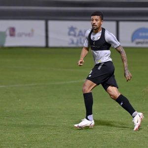 الشباب يعلن إصابة محترفه "باولينهو" ويكشف مدة غيابه عن الملاعب