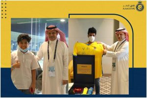 "النصر" يُكرم اثنين من مشجعيه