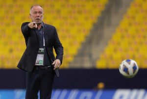 "مينيز" يختبر "الخيبري" في مركز المدافع