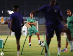 مستشهدًا بعمالقة أوروبا.. "بيدرو" يجتمع بلاعبي النصر ويوجه رسائل نارية