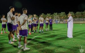 “النفيعي” يجتمع بلاعبي الأهلي .. ويطالبهم بأمر هام قبل كلاسيكو الهلال!