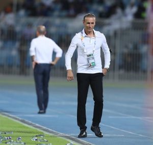 مدرب بيرسبوليس يُعلق على خسارته بثلاثية أمام الهلال والخروج من دوري الأبطال