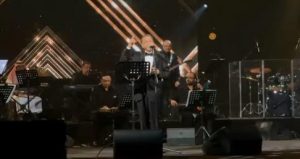 الفنان العراقي "سعدون جابر" يحيي جمهور النصر بأغنية (فيديو)