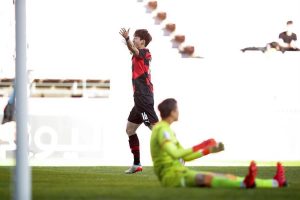 رغم التصريح بصعوبة وجوده.. مهاجم "بوهانغ" الكوري على رأس البعثة المغادرة لـ "الرياض"