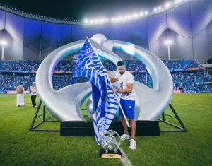 للمرة الثانية.. "البليهي" يركز علم "الهلال" عقب التتويج بدوري أبطال آسيا (فيديو)