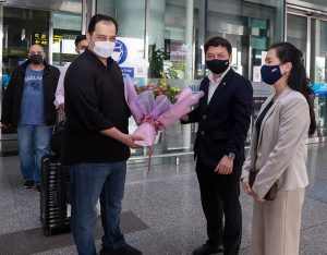 رئيس اتحاد كرة القدم يصل إلى فيتنام