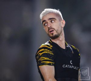 كورنادو" يتحدث عن بدايته مع الكرة.. ويكشف سر احتفاله بالأهداف وحركة الجوارب (فيديو)