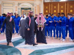 ولي العهد يستقبل وزير الرياضة والمسحل وفريق "الهلال" (فيديو وصور)