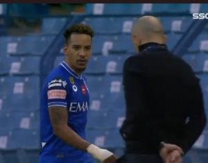 شاهد.. بيريرا يتشاجر مع جارديم بعد قرار خروجه من مباراة الهلال والنصر