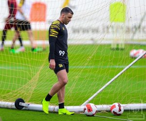 وليد الفراج يحمل قميص "حمدالله" ويعرضه على الهواء (فيديو)