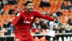 خطوة تُقرب النصر من التعاقد مع حارس رايو فاليكانو الإسباني