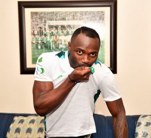 رسميا.. الأهلي يوقع مع اللاعب الكاميروني فرانك كوم (فيديو وصور