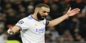 كريم بنزيما يزيد من عشق الجمهور له بلفتة طيبة