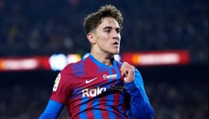 جافي يدخل في نوبة من الضحك بعد اللقطة المحرجة لـ بيدري .. فيديو