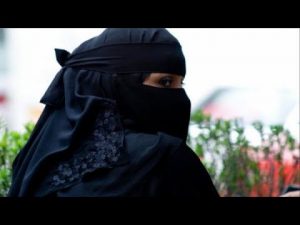 فتاة تخون زوجها مع عشيقها وحينما ضبطهما الزوج معاً أثارت جنونه ووجهت له هذا الطلب الصادم الذي لا يخطر على بال !