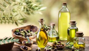 عواقبه وخيمة.. هيئة الغذاء والدواء السعودية تحذر من وضع زيت الزيتون على هذه المنطقة من الجسم