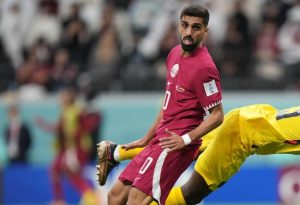 قائد قطر: لم نكن نتمنى هذه النتيجة ونعتذر للجمهور