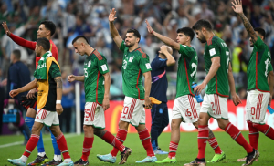 قبل مواجهة السعودية.. مطالبة بإقالة مدرب منتخب المكسيك والسبب "صورة"!