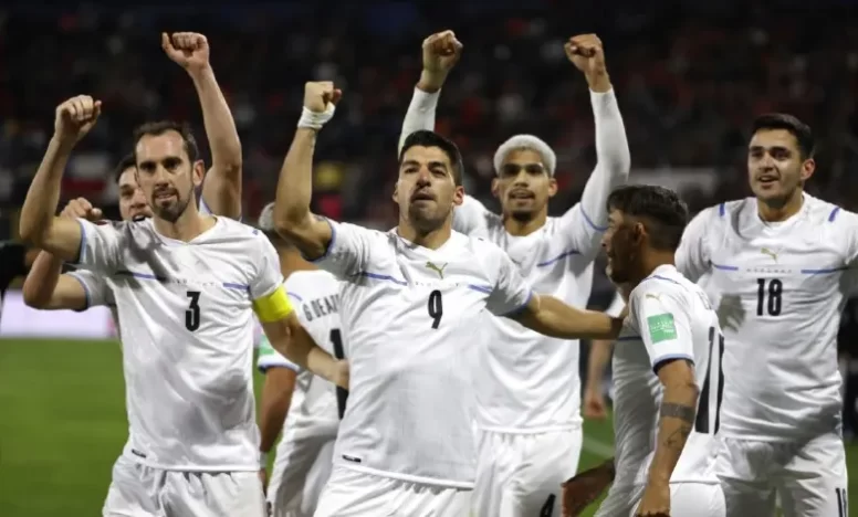 سواريز يفتح النار على فيفا ولجنة الحكام بعد خروج أوروجواي من كأس العالم 