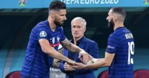 لم يكن مصاب.. سبب استبعاد بنزيما عن منتخب فرنسا انفضح والجمهور مصدوم.. لن تصدقوا مافعله ديشامب في غرف الملابس!