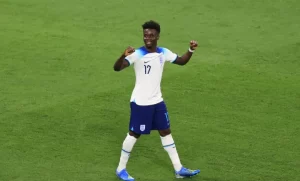 ساكا: مبابي واحد فقط وسنلعب أفضل مباراة لدينا ضد فرنسا في كأس العالم