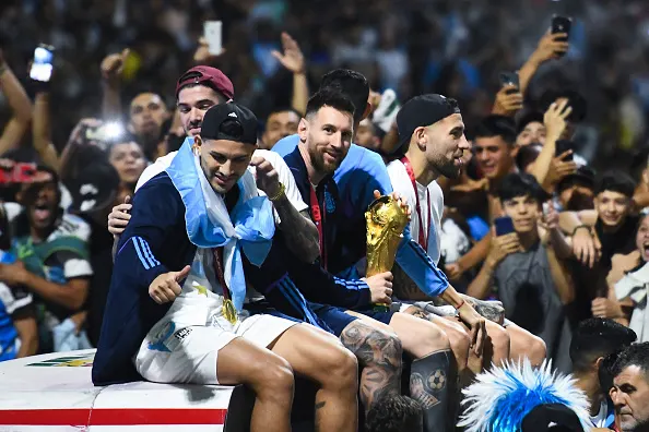 ميسي ينجو من حادث أثناء الاحتفالات مع رفاقه بكأس العالم في الأرجنتين