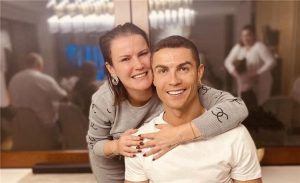 شقيقة كريستيانو رونالدو تسخر من أخبار صفقة انتقال أخيها إلى النصر السعودي!