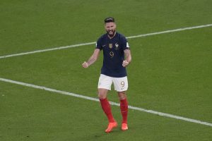 مبابي والهداف التاريخي لفرنسا ينهيان مغامرة بولندا في كأس العالم