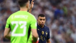 مبابي عن تصرفات مارتينيز: لا أهتم بهذه التفاهات