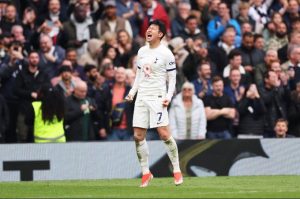 الكرة تعاند سون بطريقة غريبة فى مباراة توتنهام ولوتون تاون