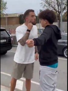 مارتينيز ينزل من سيارته ويقوم بالرد على مشجع مدريدي