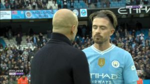 غوارديولا مدرب مانشستر سيتي مع لاعبه غريليش بعد المباراة