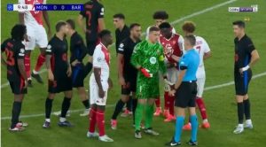 يبدو أنك تشير إلى لحظة مثيرة في مباراة بين دينامو زغرب وبايرن ميونيخ حيث قام مانويل نوير بتسديدة مدهشة خلال هجمة مرتدة. هذه الحادثة تعكس شجاعة نوير ومهاراته الفائقة، إذ لا يُعتبر حارس مرمى فحسب، بل لاعبًا يسهم في الهجمات، مما يبرز تطور دور حارس المرمى في كرة القدم الحديثة.