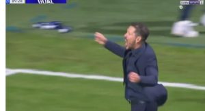 أتليتكو مدريد حقق هدف الفوز ضد لايبزيغ في مباراة مثيرة، حيث سجل اللاعب هدفًا حاسمًا في اللحظات الأخيرة. بعد المباراة، أبدى المدرب دييغو سيميوني سعادته الكبيرة، معبرًا عن فخره بأداء الفريق وتصميم اللاعبين. كانت ردود فعله مليئة بالحماس، حيث أشار إلى أهمية الفوز في تعزيز الروح المعنوية للفريق في المنافسات المقبلة.