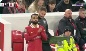 لحظة دخول محمد صلاح إلي الملعب وردة فعل جماهير ليفربول التاريخية