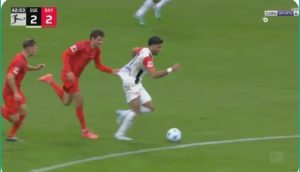 Marmoush's crazy speed made the referee run at full speed to warn Thomas Muller