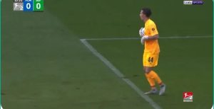 A rare and strange scene occurs in the second division of the German league.