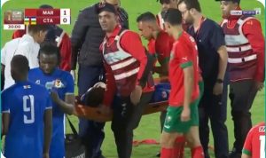 A tough moment: The fall of the Central African player during a challenge with Rahimi and the reaction of the Moroccan fans.