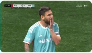 A rare shot between Messi and goalkeeper Gozan in the match between Inter Miami and Atlanta United in the American League today