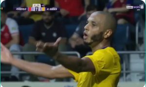 A strange shot occurred between Algerian Yacine Brahimi and his compatriot, goalkeeper Guendouz, in the AFC Champions League today