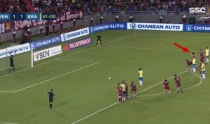 Vinicius misses a penalty against Venezuela that Rafinha wanted to take