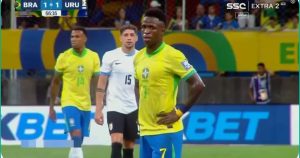 Watch Vinicius Junior's legendary skill that destroyed the career of Uruguay's defenders with one move and the reaction of the Brazilian fans