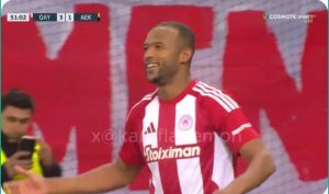 The penalty kick that will be classified as one of the wonders and curiosities in football because of what happened between the Moroccan Ayoub El Kaabi and the Athens goalkeeper today in a scene that the Greek League will never forget.