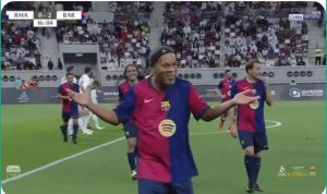 The legend Ronaldinho breaks all the laws of logic and scores a historic goal from a free kick against Real Madrid in the Classico of Legends